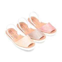 Menorquina Escotada Con Tira En Piel Suave Con Brillos Y Suela Blanca.