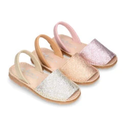 Menorquina Niña Con Tira En Piel Laminada.