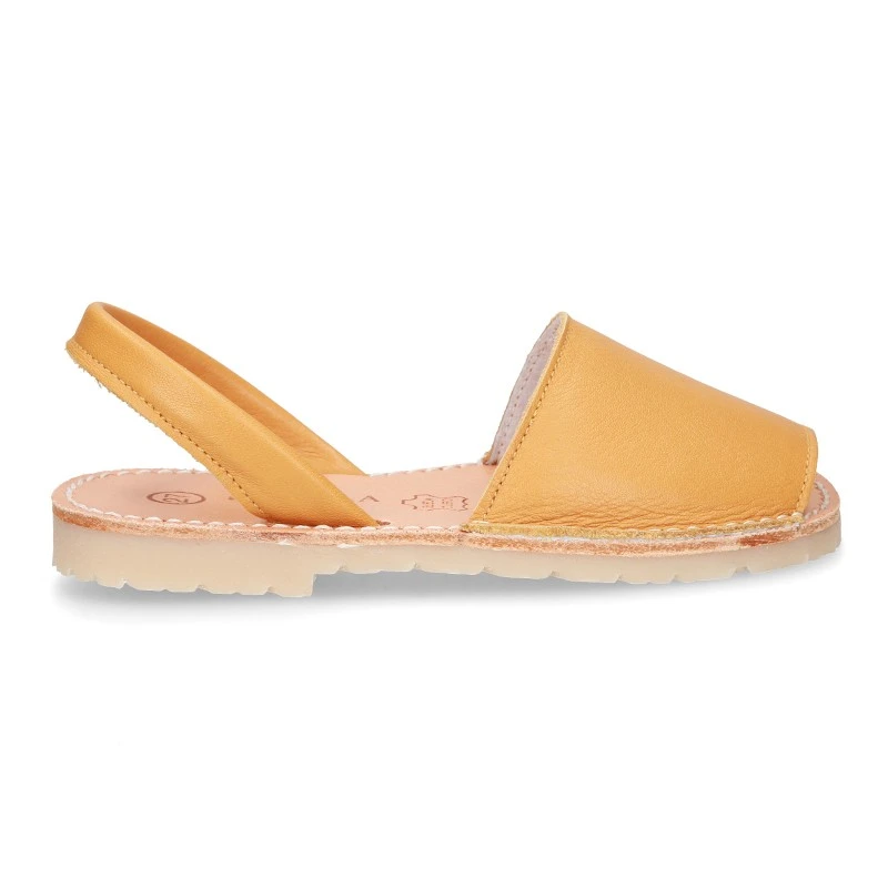 Menorquina Niño Tira En Piel Extra Suave En Color MOSTAZA. 5 Menorquina Niño Tira En Piel Extra Suave En Color MOSTAZA. - Imagen 3