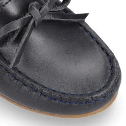 Mocasín Niño Clásico Con Diseño Con Lazos En Piel Azul Marino. 25 Mocasín Niño Clásico Con Diseño Con Lazos En Piel Azul Marino. -Okaaspain mocasin nino clasico diseno lazos piso conductor piel azul marino 10