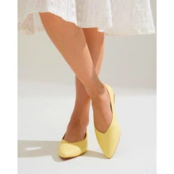 Bailarina Mujer MODA Estilizada En Colores De Temporada.