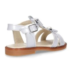 Sandalia Niña En Forma De T Con LAZOS Y PERLAS En Piel Charol Nacarado. -Okaaspain sandalia nina mayor en forma de t con lazos y perlas en piel charol nacarada 5