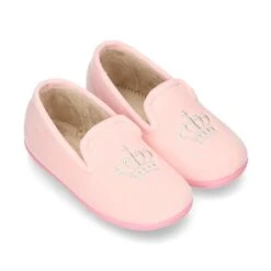 Zapatillas De Casa Niña En Lana Rosa Con Bordado Corona Plata.