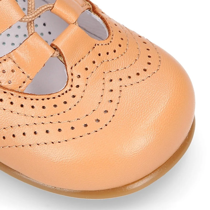 Zapato Niño INGLES Con Cordones Y Borlas En Piel Napa CAMEL. - Imagen 8