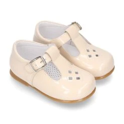 Pepito Peques Con Picados En Piel Charol En Colores Pasteles. 27 Pepito Peques Con Picados En Piel Charol En Colores Pasteles. -Okaaspain zapatito tipo pepito en piel charol colores pasteles con hebilla 6