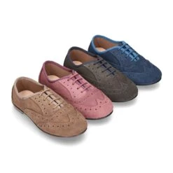 Zapato Clásico Tipo Blucher Con Lazos Y Picados En Piel Serraje.