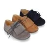 Blucher Niños Con Cordones Y FLECOS En Piel Serraje. -Okaaspain zapato tipo blucher con cordones y lengueta con flecos en piel serraje para ninos pequenos
