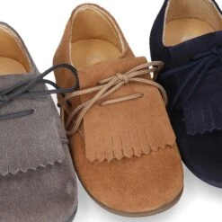 Blucher Niños Con Cordones Y FLECOS En Piel Serraje. 33 Blucher Niños Con Cordones Y FLECOS En Piel Serraje. -Okaaspain zapato tipo blucher con cordones y lengueta con flecos en piel serraje para ninos pequenos 13